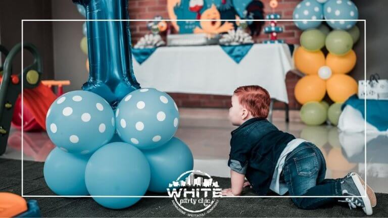 allestimento palloncini durante festa per bambini napoli